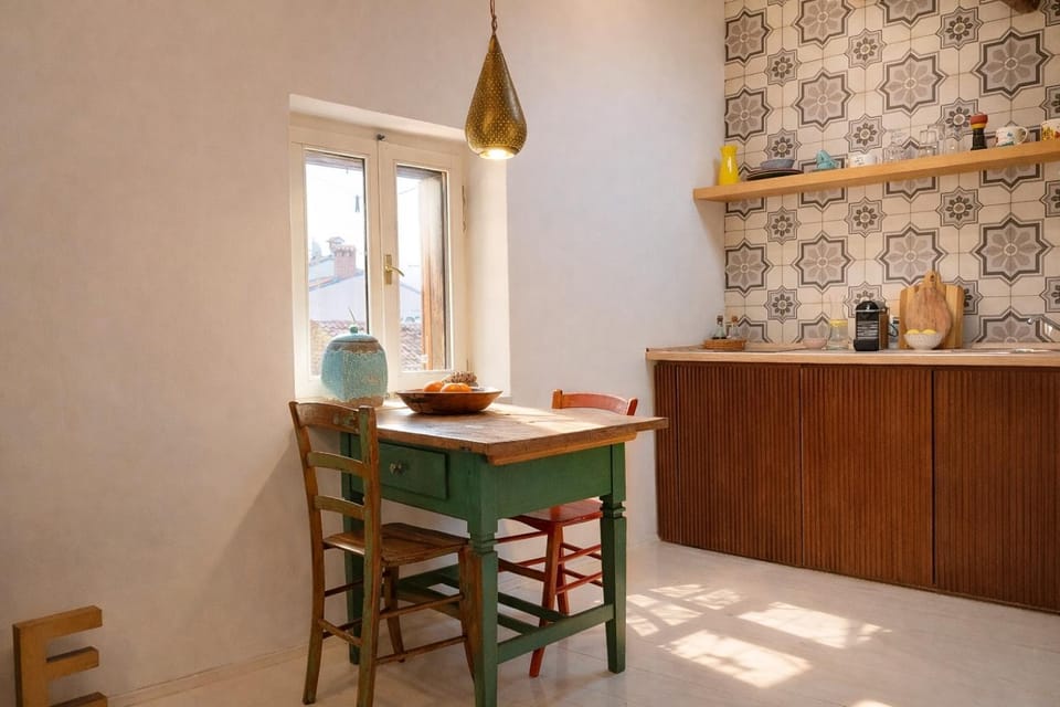 Kitchen or kitchenette, Dining area