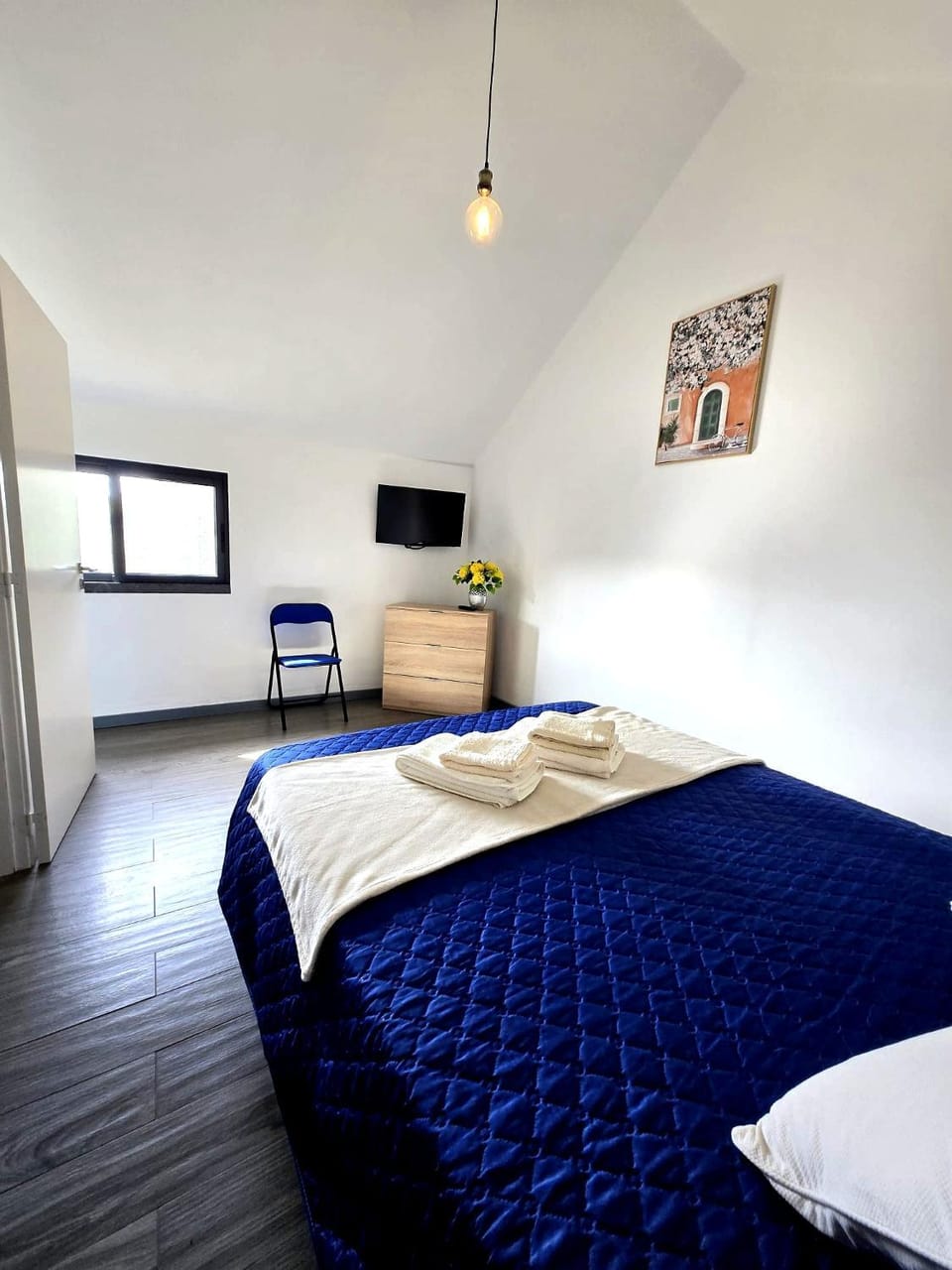 Bed, TV and multimedia, Photo of the whole room, Bedroom, towels