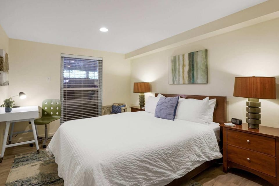 NEW Classy Dupont-Logan Apt Parking Apartment in Arlington