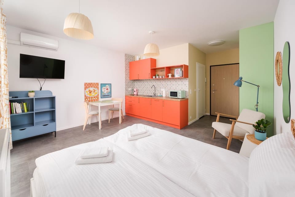 Communal lounge/ TV room, Bed, TV and multimedia, Kitchen or kitchenette, Photo of the whole room, Dining area, Evening entertainment, Bedroom, oven, towels, air conditioner