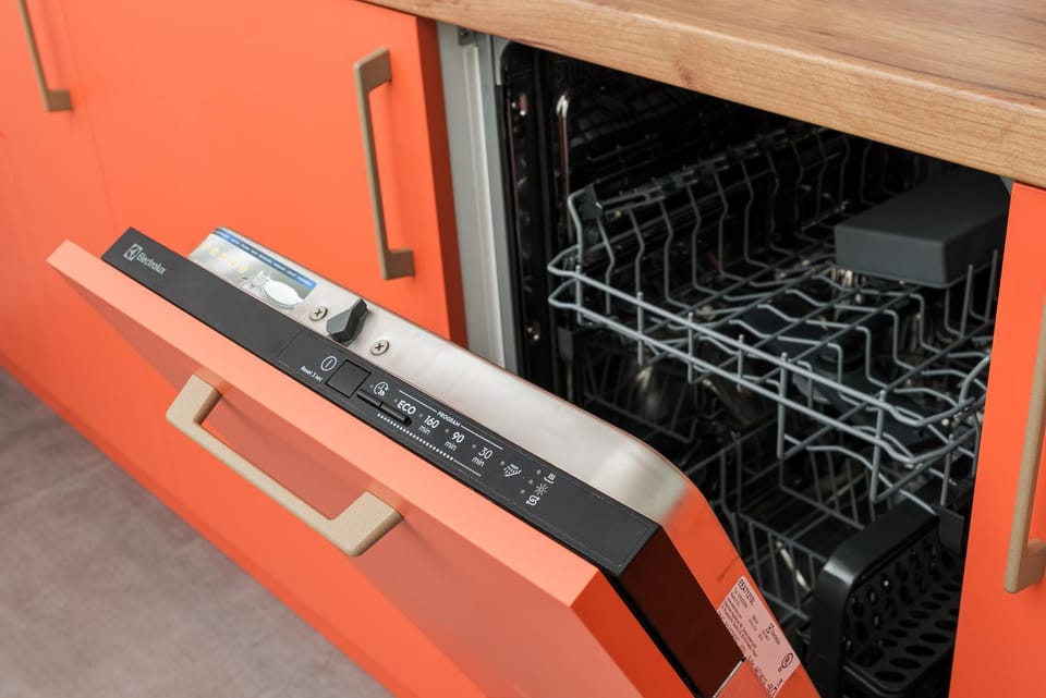 Kitchen or kitchenette, dishwasher
