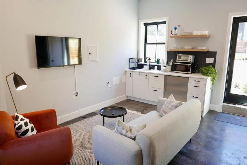 The Chic Carriage house in Shaw Sleeps 2 House in District of Columbia