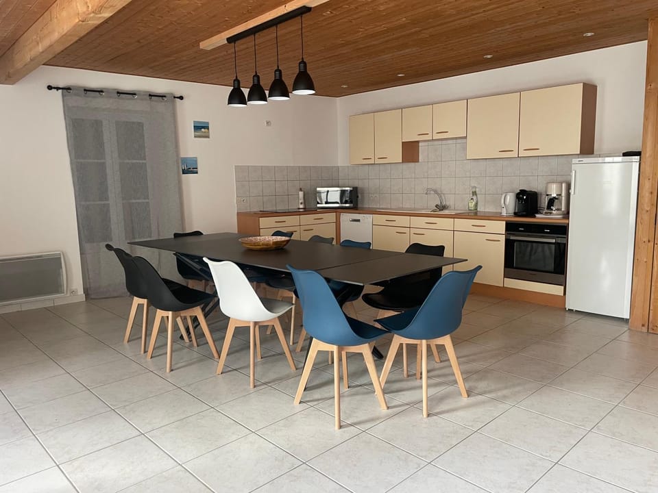 Coffee/tea facilities, Kitchen or kitchenette, Dining area, oven, stove, toaster