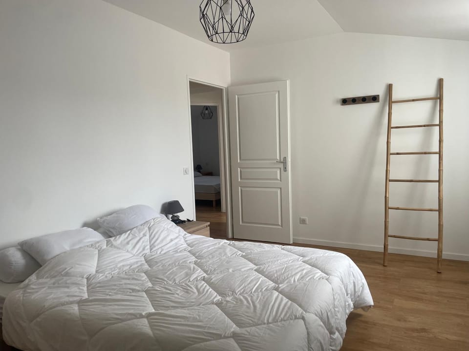 Photo of the whole room, Bedroom, wardrobe