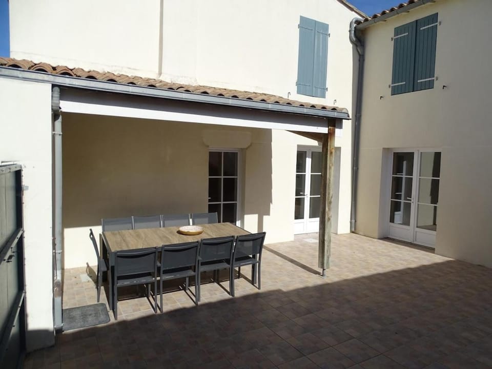 Property building, Patio, Day, Dining area