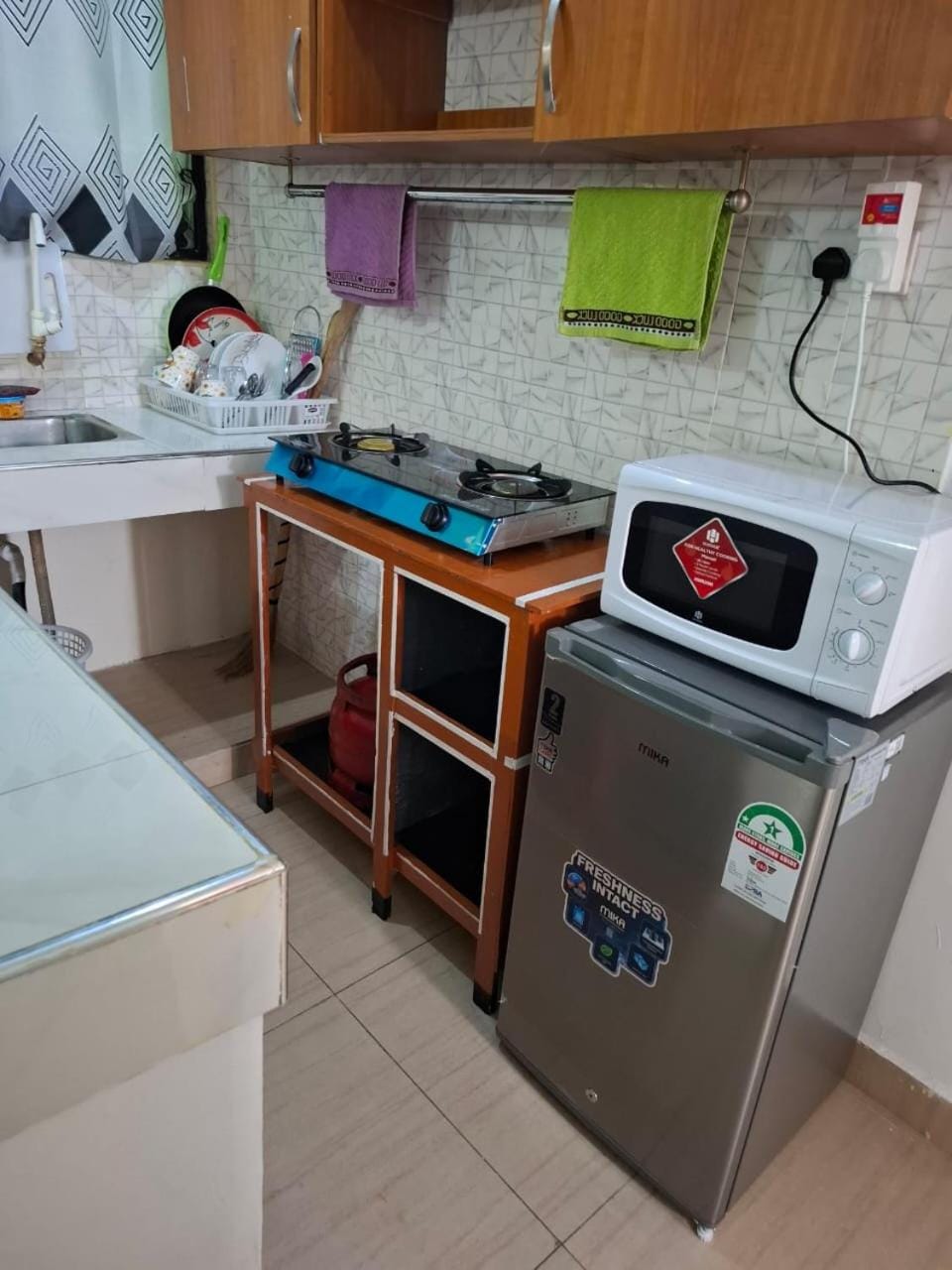 Kitchen or kitchenette, minibar, oven, stove
