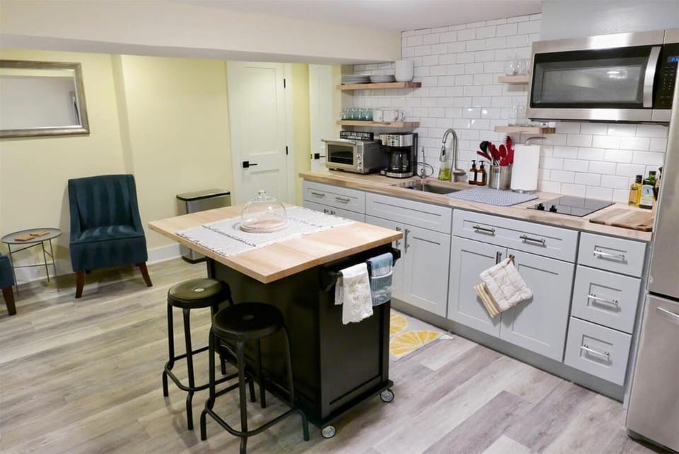Cozy Industrial Bijou Studio with parking Apartment in District of Columbia