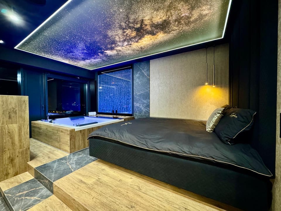 Bed, Living room, Photo of the whole room, Seating area, Bedroom