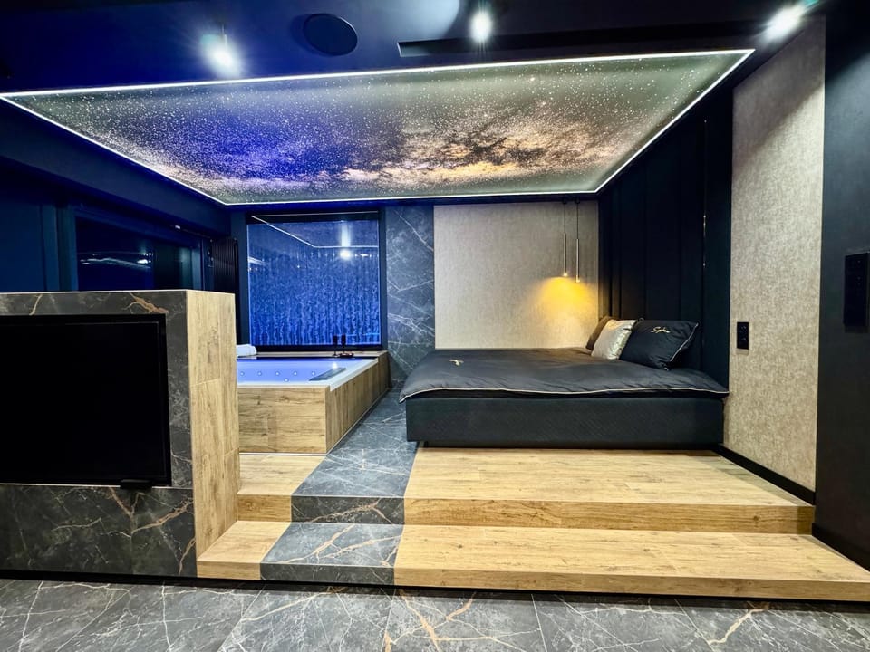 Bed, Photo of the whole room, Seating area, fireplace