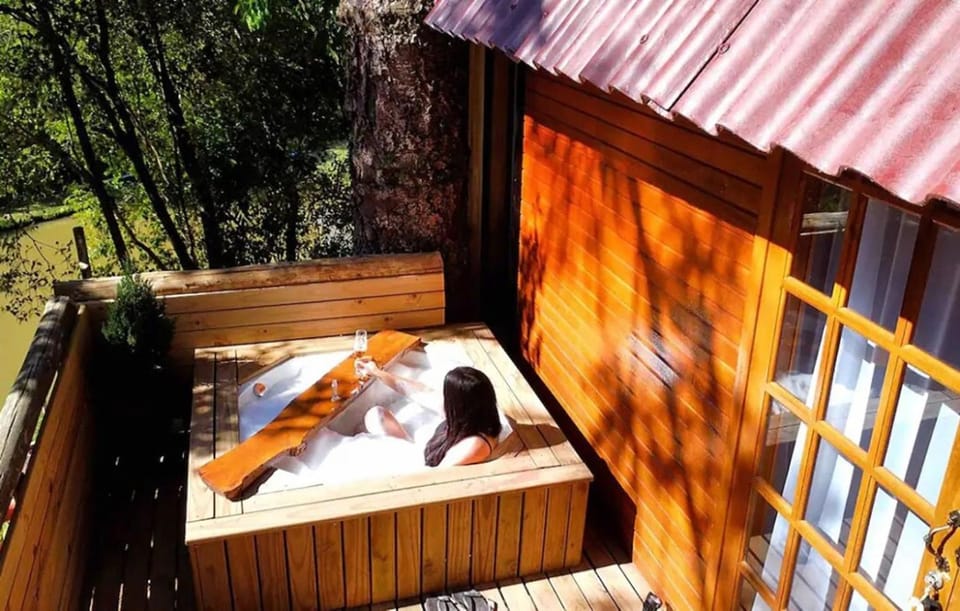 Casa na árvore com banheira, piscina, trilha, cavalo Chalet in Bento Gonçalves