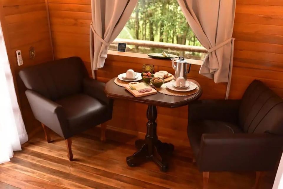 Casa na árvore com banheira, piscina, trilha, cavalo Chalet in Bento Gonçalves