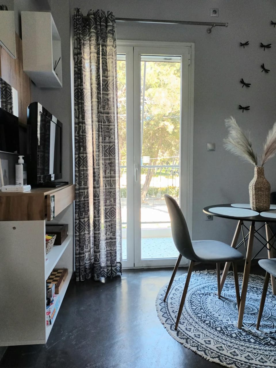 Facade/entrance, TV and multimedia, Balcony/Terrace, Seating area, Dining area