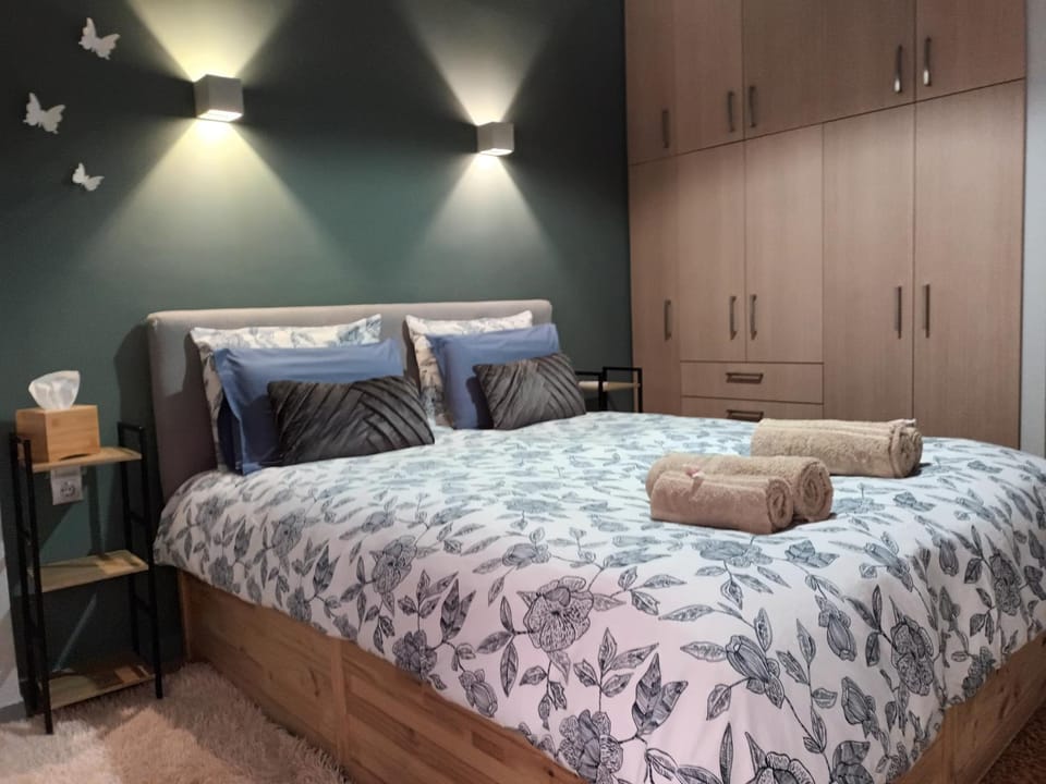 Bed, Photo of the whole room, Bedroom, wardrobe