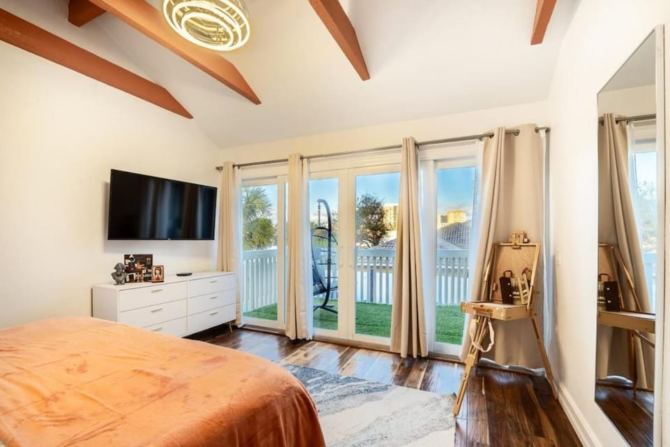 Beachfront Oasis w Htd Pool Cinema Game-Room Tiki Villa in Pompano Beach