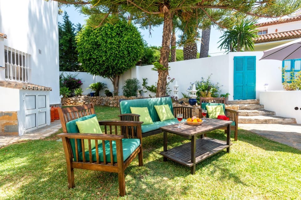 Garden, Seating area, Dining area, Garden view