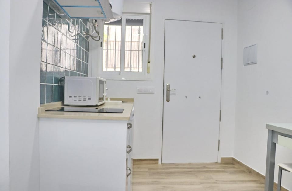 Kitchen or kitchenette, minibar