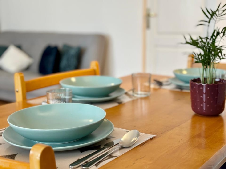 Living room, Food and drinks, Dining area, Food