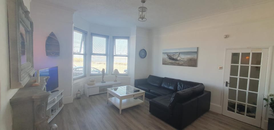 2 Harbour Views Apartment in Rhôs-on-Sea