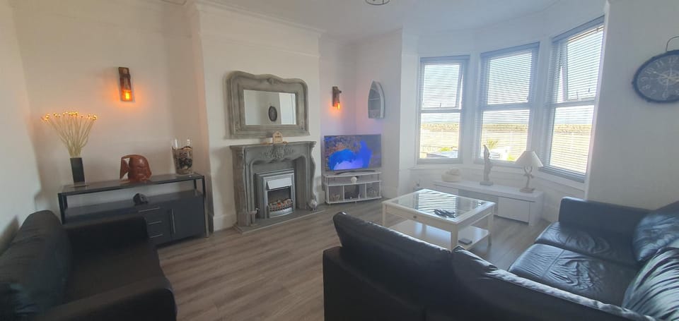 Stunning Beachfront Apartment Sleeps 4 Apartment in Rhôs-on-Sea
