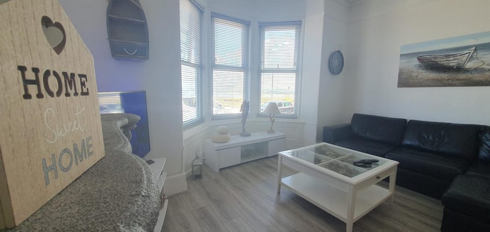 2 Harbour Views Apartment in Rhôs-on-Sea