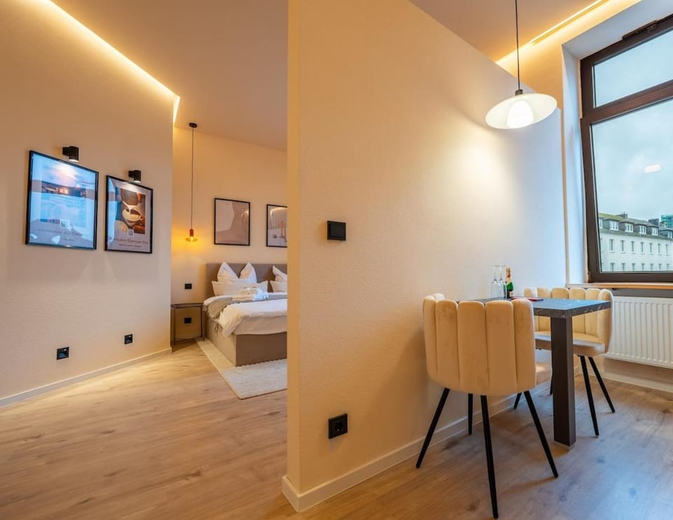 Bed, Photo of the whole room, Seating area, Dining area, Bedroom