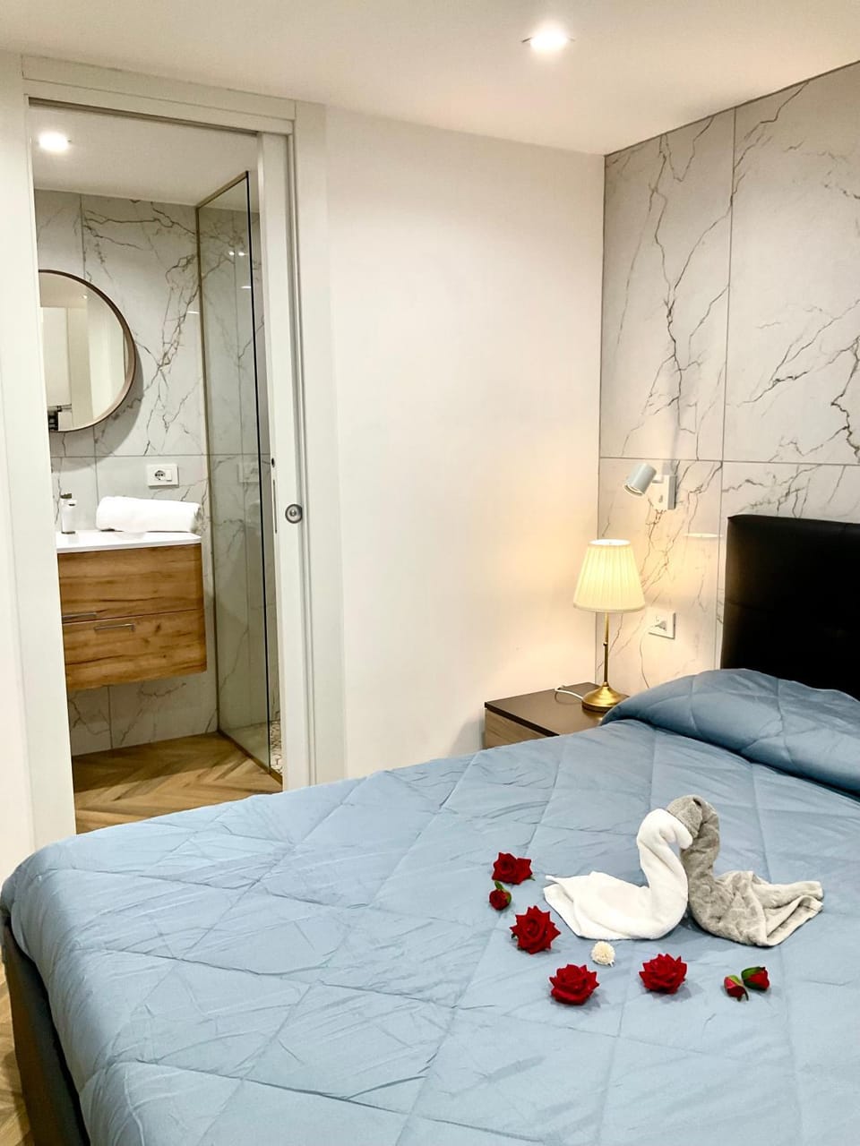 Bed, Photo of the whole room, Bedroom, towels