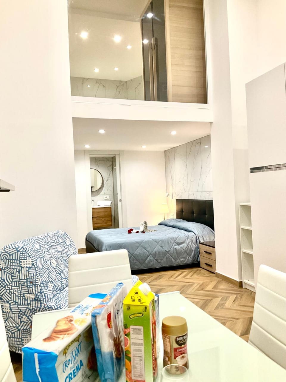 Bed, Kitchen or kitchenette, Seating area, Dining area