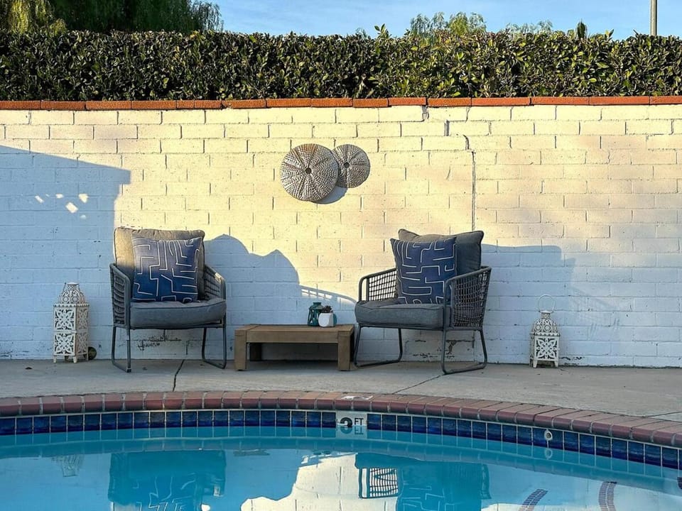Tranquil Poolside Oasis with BBQ and Serene Ambiance House in North Hollywood