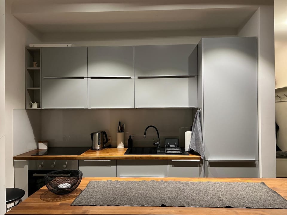 Coffee/tea facilities, Kitchen or kitchenette, stove