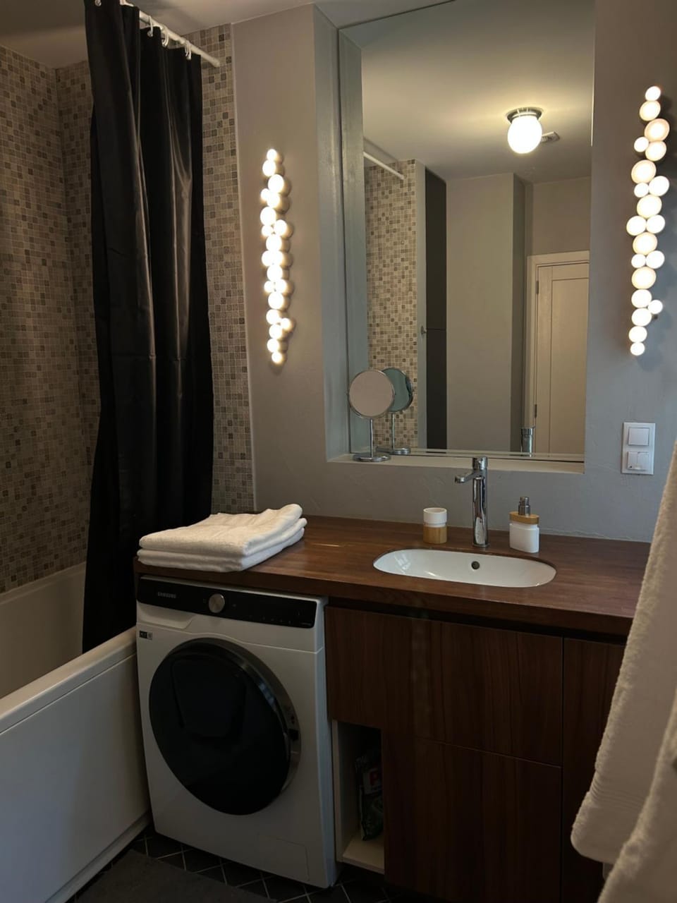 Bathroom, towels, washing machine