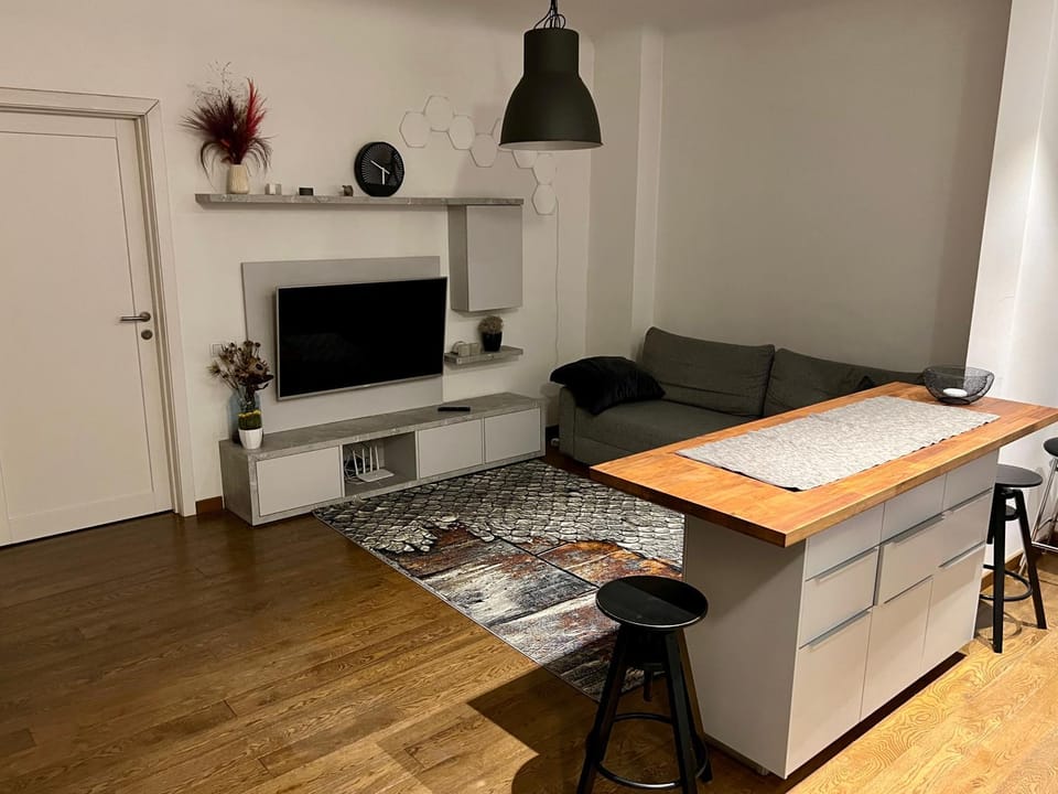 TV and multimedia, Kitchen or kitchenette, Living room, Seating area