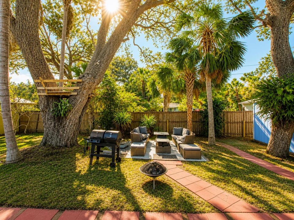 Sleeps 12 Heated Pool, Hot Tub, Pets, 5 min Beach House in Seminole