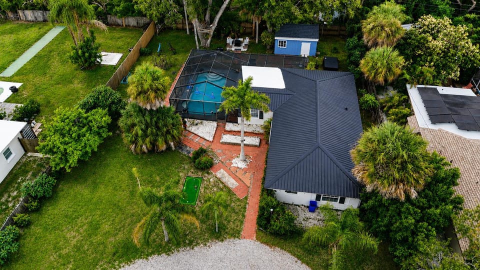 Sleeps 12 Heated Pool, Hot Tub, Pets, 5 min Beach House in Seminole
