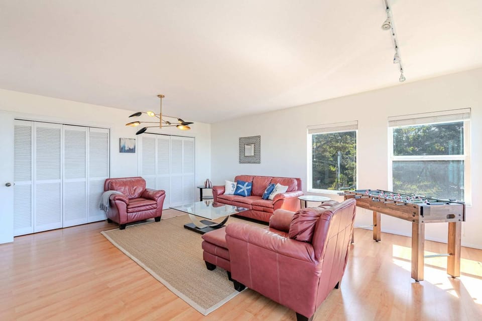 Coastal Retreat with Ocean Views and Hot Tub House in Newport