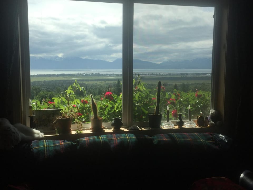 Seating area, Mountain view, Sea view, Quiet street view