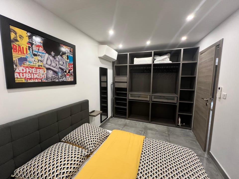 Photo of the whole room, Bedroom