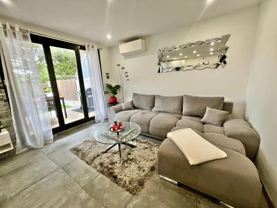 Living room, Seating area, air conditioner