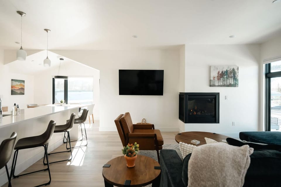 TV and multimedia, Living room, Seating area, Dining area
