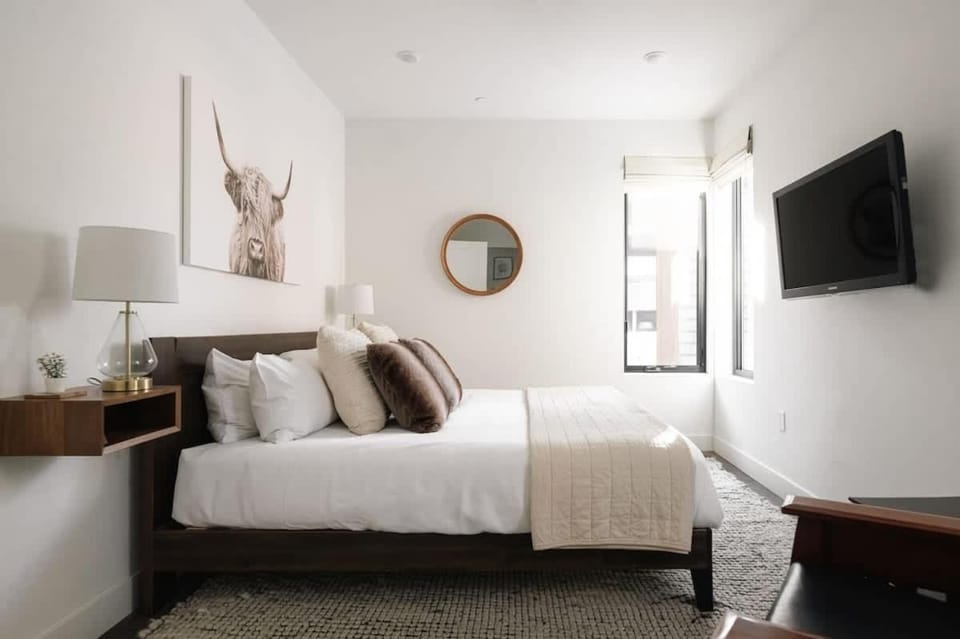Bed, TV and multimedia, Bedroom