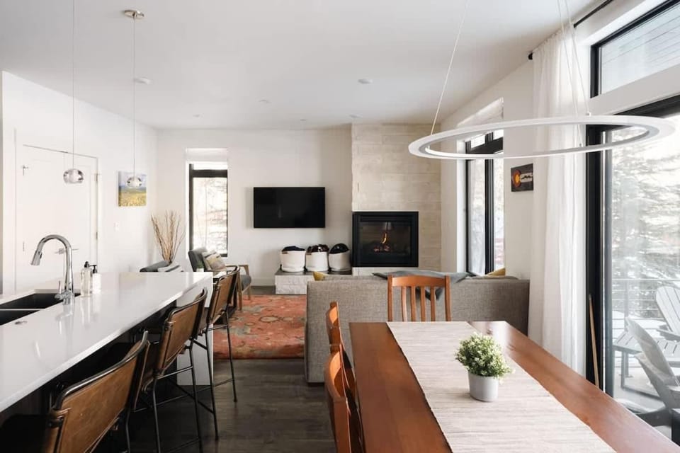 TV and multimedia, Living room, Seating area, Dining area