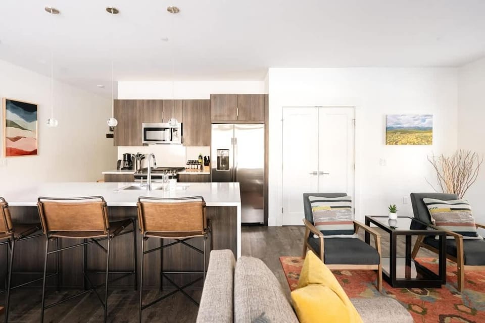 Kitchen or kitchenette, Living room, Seating area, Dining area, oven, stove