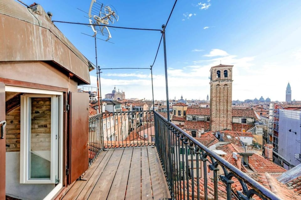 View (from property/room), Balcony/Terrace, City view