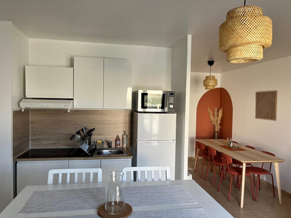 Lounge or bar, Dining area, microwave, oven, stove, kitchen