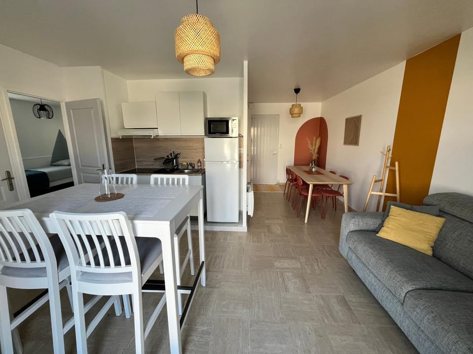 TV and multimedia, Living room, Lounge or bar, Seating area, Dining area, internet, kitchen