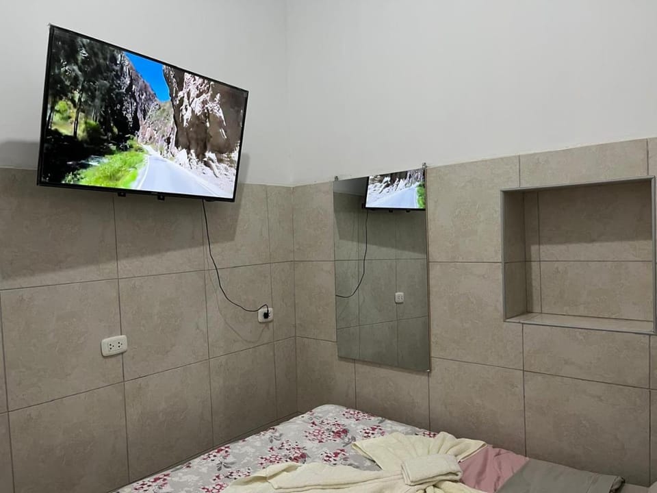 Bed, TV and multimedia, Photo of the whole room, Bedroom