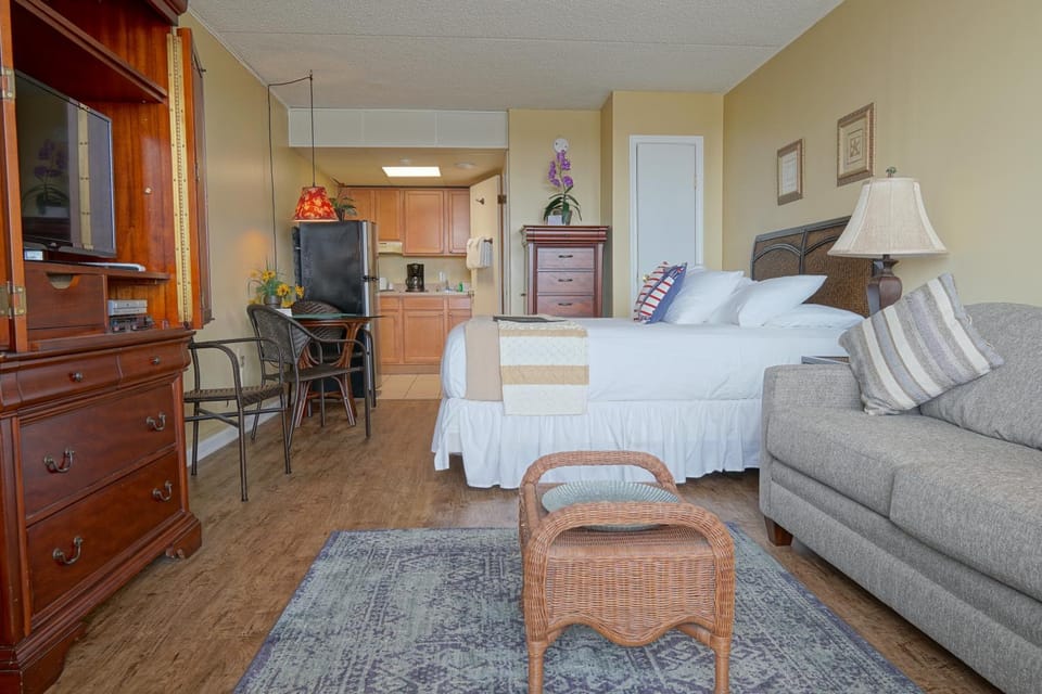 Bed, Kitchen or kitchenette, Photo of the whole room, Seating area