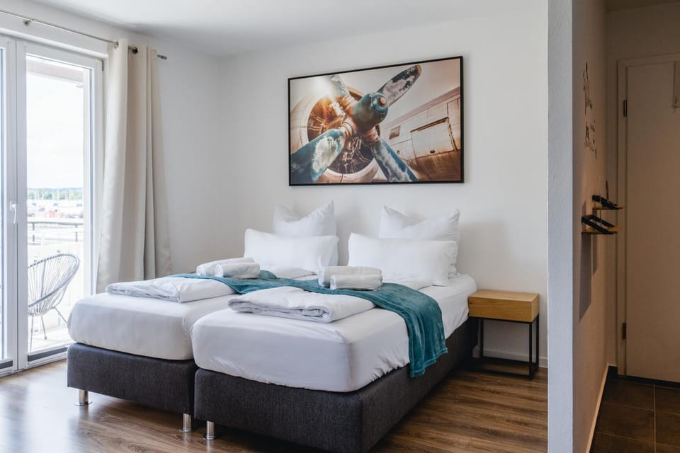 Bed, Living room, towels