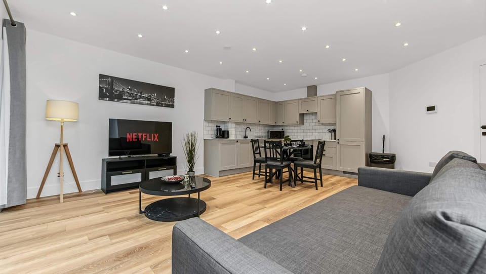 TV and multimedia, Kitchen or kitchenette, Living room, Seating area, Dining area, dishwasher, oven, stove