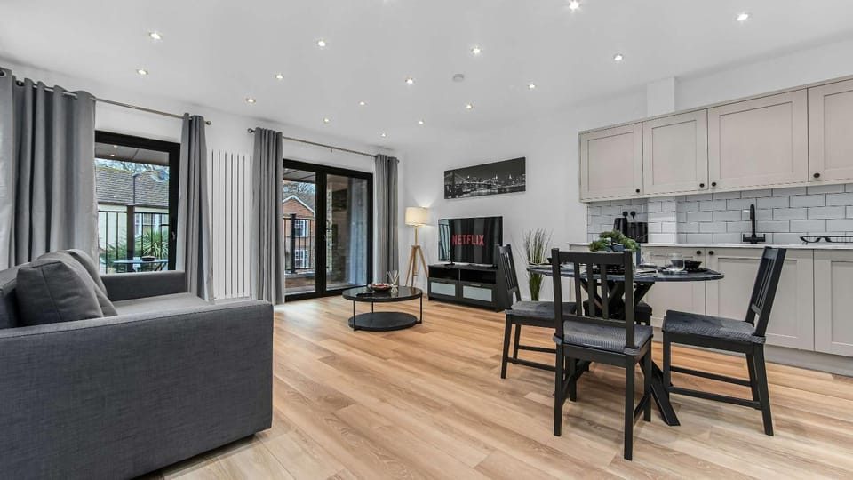 TV and multimedia, Kitchen or kitchenette, Living room, Seating area, Dining area