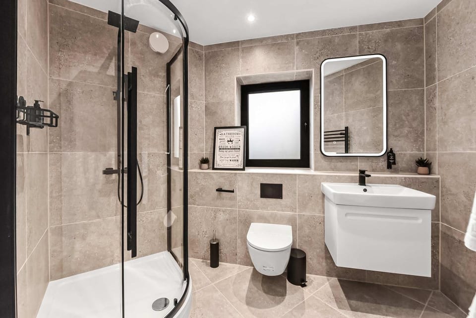 Shower, Toilet, towels